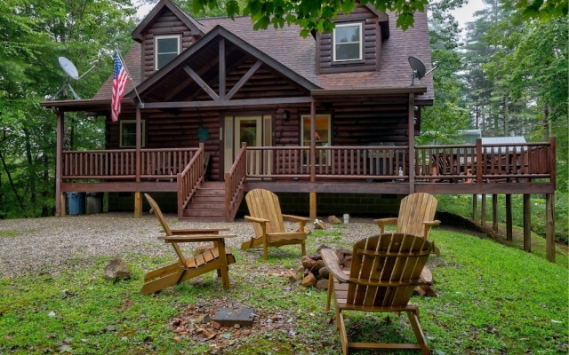 Tree Top Getaway Log House with Views | NFL Sunday Ticket Included