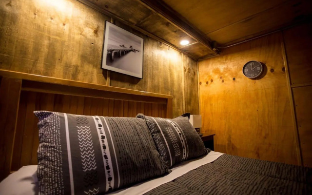 Hotel low cost y restaurant Colón