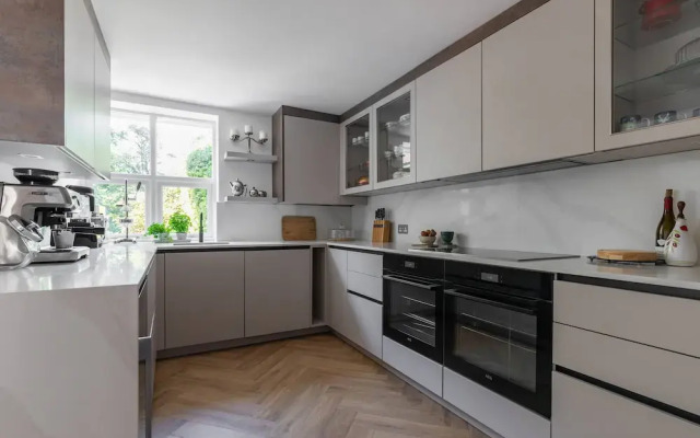 West Heath Road by Onefinestay