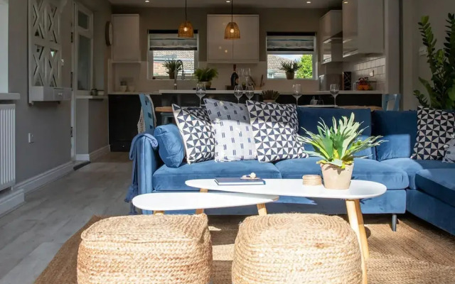 Bosham 3 BR Beach House With Garden Playhouse