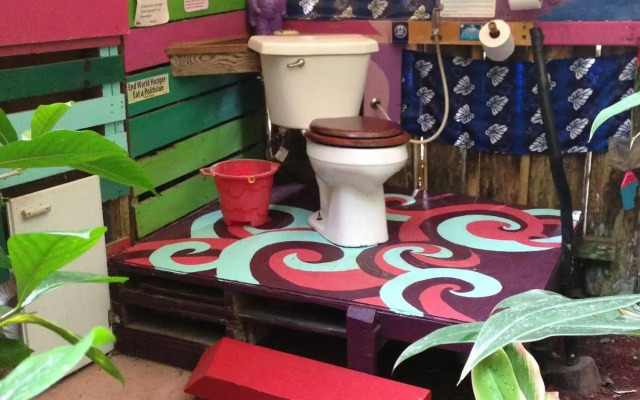 Hedonisia Hawaii Eco-Hostel Community