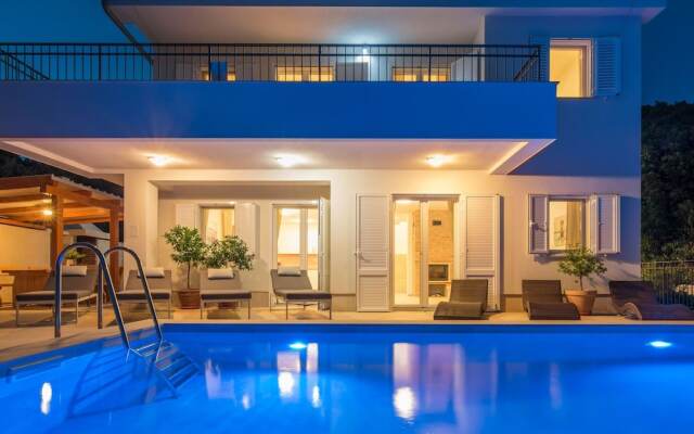 Villa in Cres With Sea Views & Pool