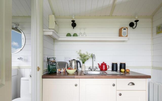 Romantic Shepherds Hut, Kenilworth