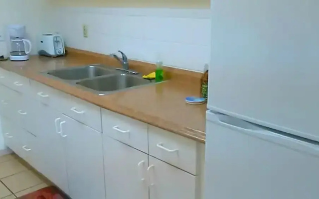 Renovated one bedroom 2 min to the beach