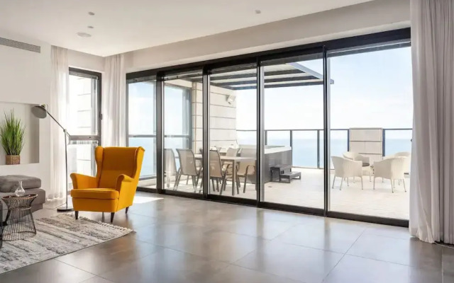 Luxury Penthouse on High Floor with Hot Tub