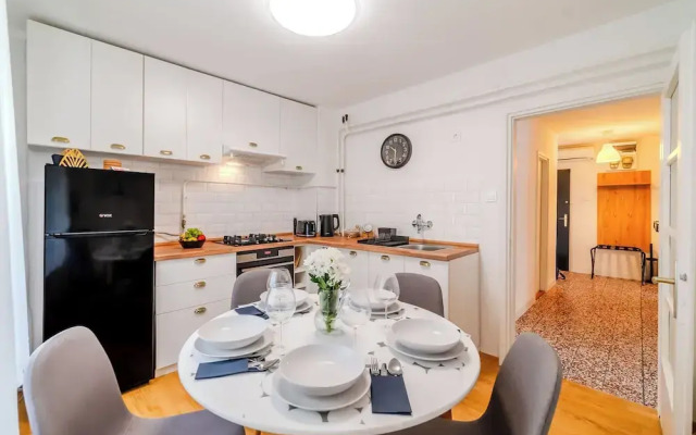 Family Friendly Apartment With Parking