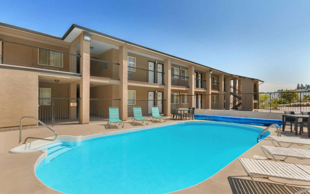 Travelodge by Wyndham Kamloops Mountview