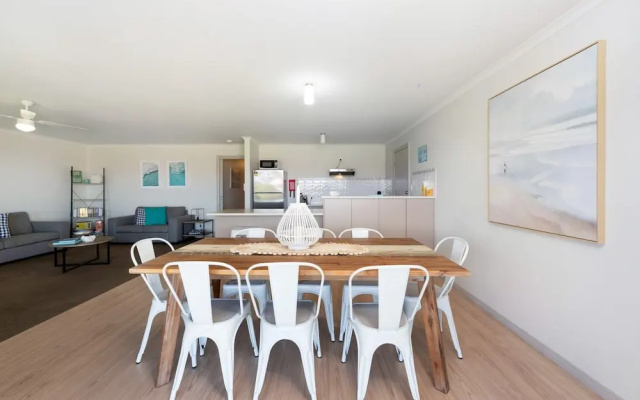 Spacious 3-bed Ground Level Beachside Stay – Guest Rooms – Middleton