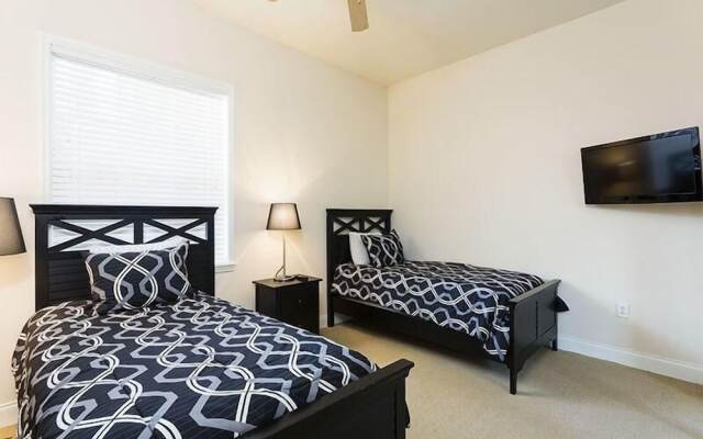 Condo Contemporary 3 Bedroom Reunion