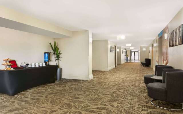 Travelodge by Wyndham Hotel & Convention Centre Quebec City