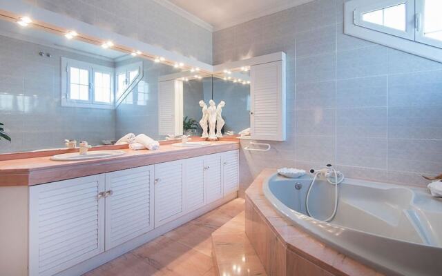 Gallery Villa 650M from the Beach (R81)