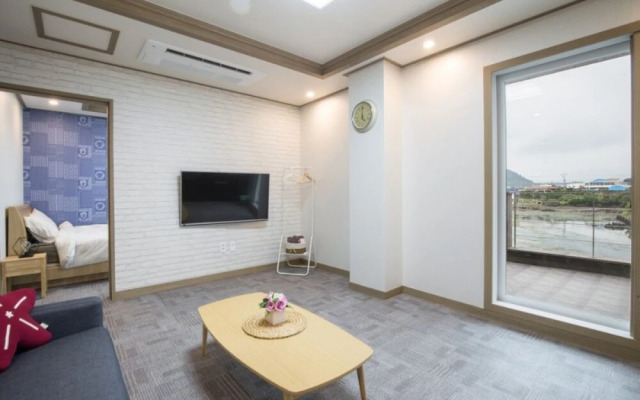 Jeju Flyjin House Pension