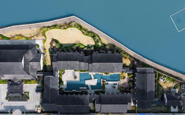 Ander Lake Hentique Hotel