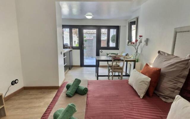 Studio tout confort, terrasse, calme Moustiers #7