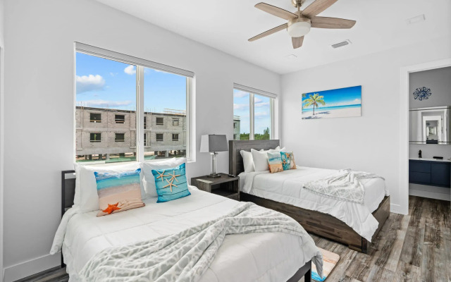 Luna Light Waterfront Pool Dock Views