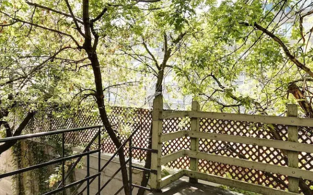 Large three bedroom next to the Bell Center by Hometrotting