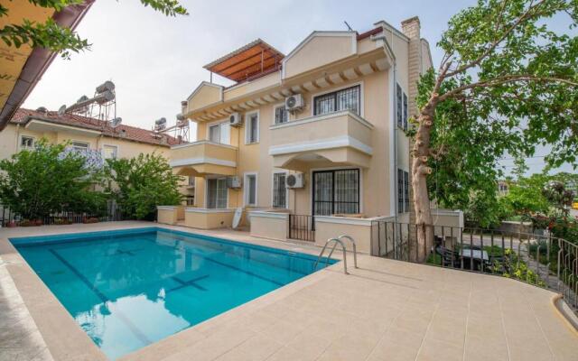 Sahile Yakın Havuzlu Villa 6+2 kişilik