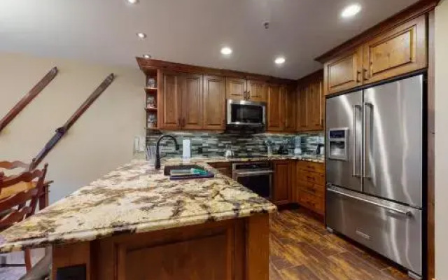 Powderhorn Lodge 408: Rustic Mountain Suite