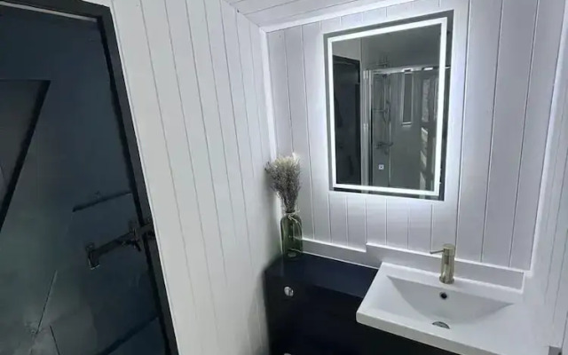 Shepherds Hut With Hot Tub