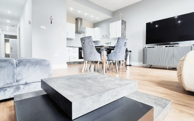 Stylish & Modern 2BR Flat