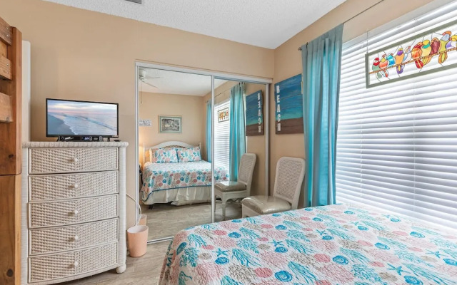 Colony Beach Club 220