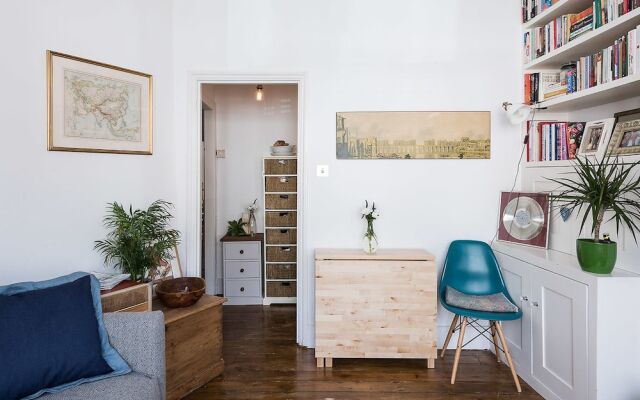 Stylish 1BR Garden Apartment in Earlsfield