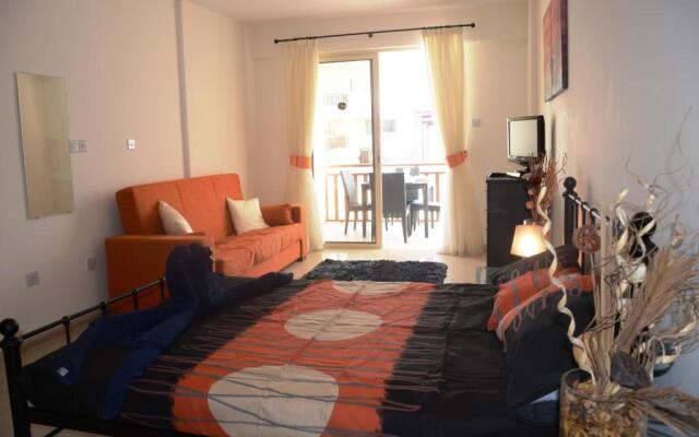 Studio with shower room E5, full kitchen, poolside, FREE WIFI