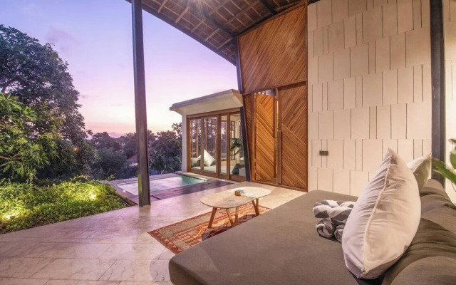 Stunning 2-br Penthouse With View, 800m to Beach