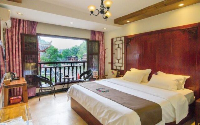 Fenghuang Tujia Ethnic Minority River View Hotel