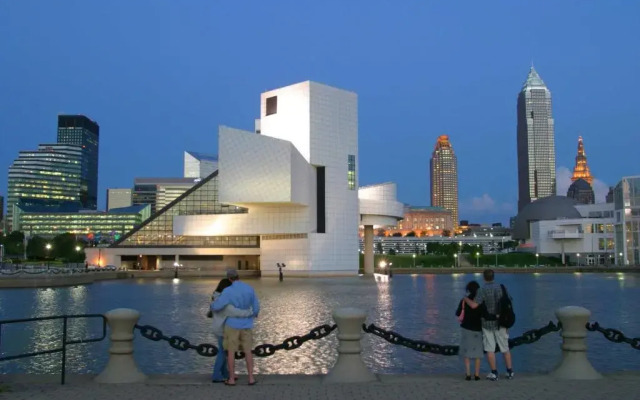 Crowne Plaza Cleveland Airport by IHG