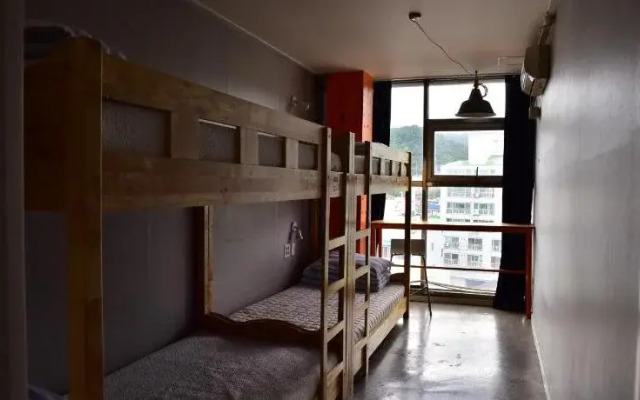Life Guesthouse - Hostel