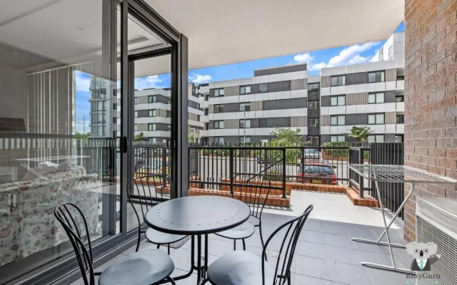 KOZYGURU Penrith Cosy 2BED 2BATH APT + FREE Parking NPE081