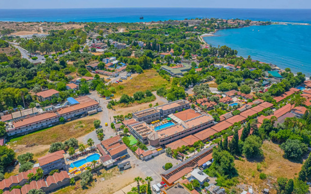 Sayanora Hotel & Park