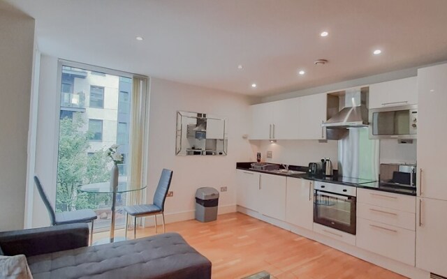 Impeccable 2-bed Apartment in London
