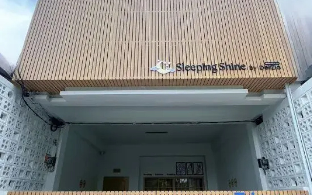 Sleeping Shine by DeliZia Homestay (9-10 Persons)