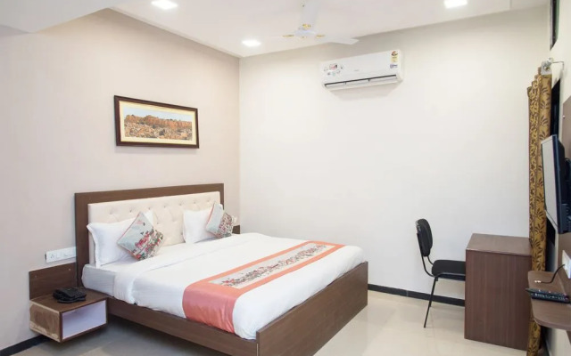 OYO 11523 Crown Club