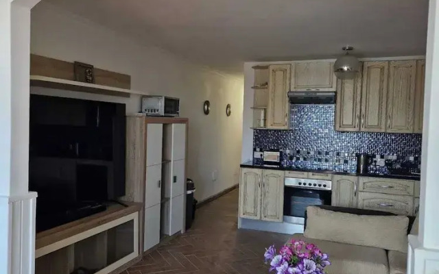 2 bed Apartment That Steps out on to the Pool