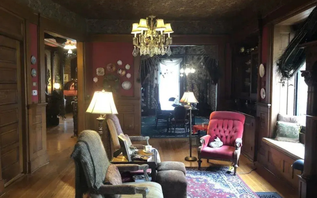 Lyons' Twin Mansions B&B and Spa