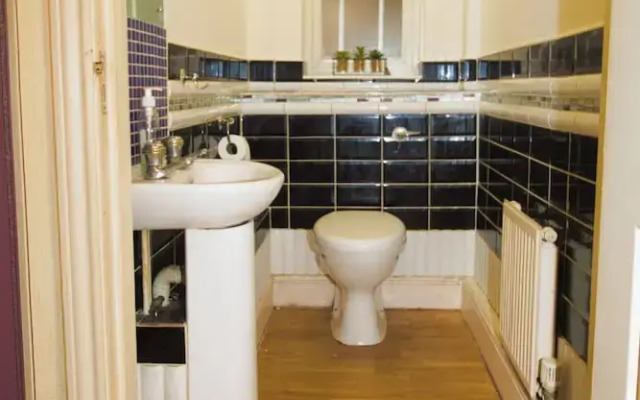 3 Bed Semi - Sleeps 5 - Parking - Pets - Garden