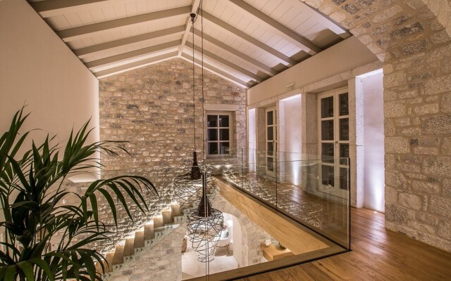 BASSA MAINA Villas & Suites