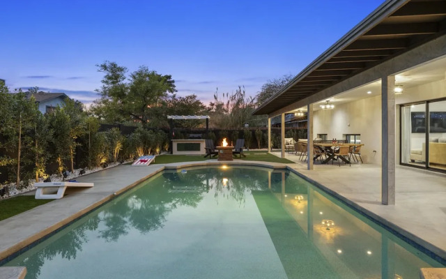 Valley View Chic Home w Backyard Oasis