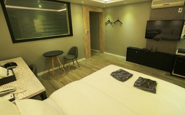 Suwon City Hall Station La Mer