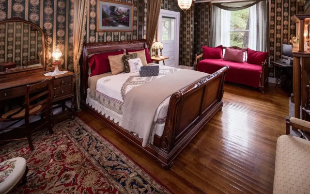 The Steamboat House Bed & Breakfast