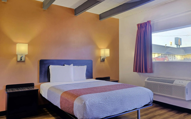 Motel 6 Sullivan, MO