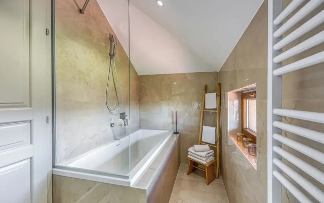 Hedonistic Vineyard Estate With Hot Tub