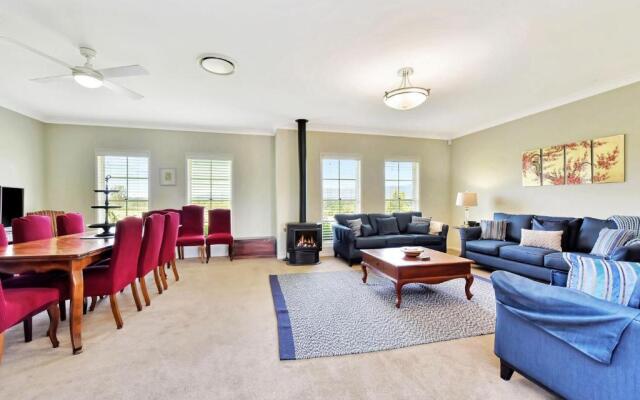 Silver Springs 6br Luxury Homestead with Wifi, Pool. Fireplace, Views, Olives and Space