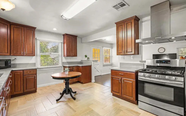 Spacious Retreat w Large Kitchen Outdoor Patio