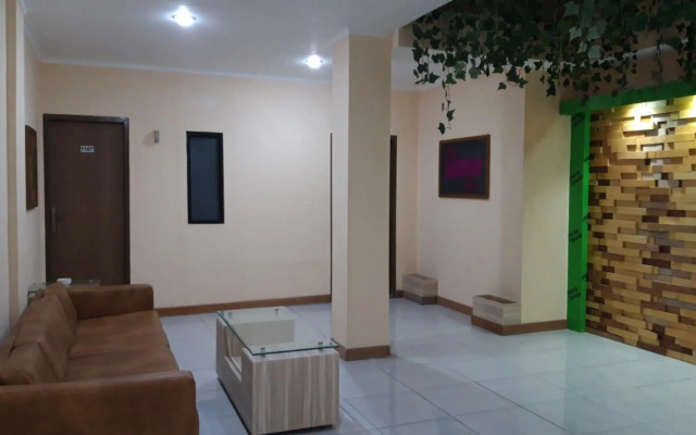RedDoorz near Istana Plaza 2
