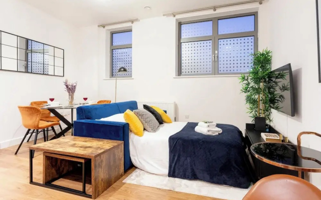 Modern 2- Bedroom Apartment in Central Redhill!