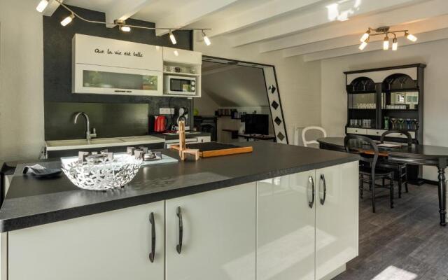 House Sleeps 10 with Free Parking